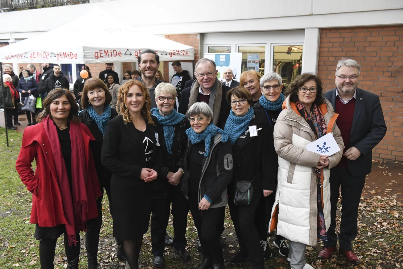 Damen und Herren stehen zusammen für ein gemeinsames Foto